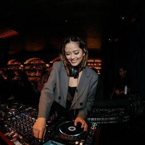 AA Bar dj on track