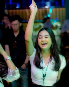 wanita berdansa di dance floor brexit kemang